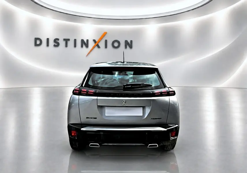 Vue arrière d'un Peugeot 2008 gris 1.2 hybrid 145 style e-dcs6 avec feux arrière LED et double sortie d'échappement.