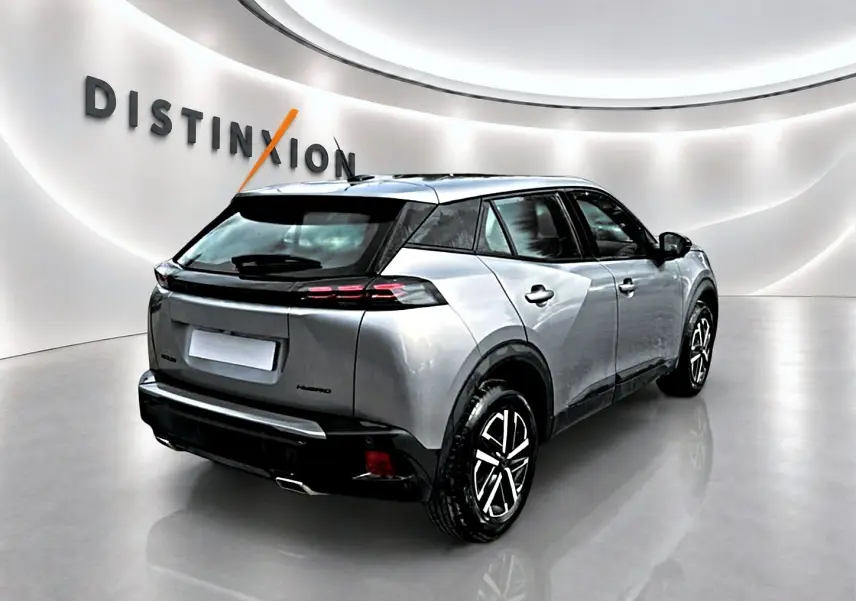 Peugeot 2008 gris en 3/4 arrière droit, avec feux arrière LED et jantes alliage distinctives.