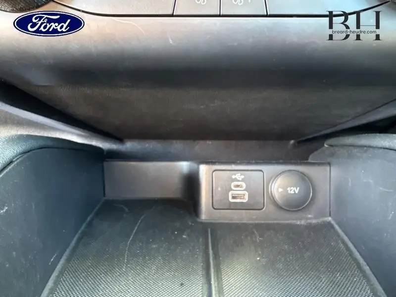 Prise USB et prise 12V dans le rangement central avant du Ford Kuga gris Solar 2023, intérieur noir.