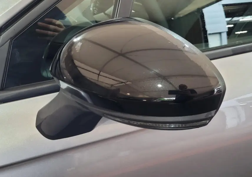 Rétroviseur extérieur droit gris foncé brillant de la Renault Clio Evolution Blue dCi 100 2025 avec clignotant intégré.