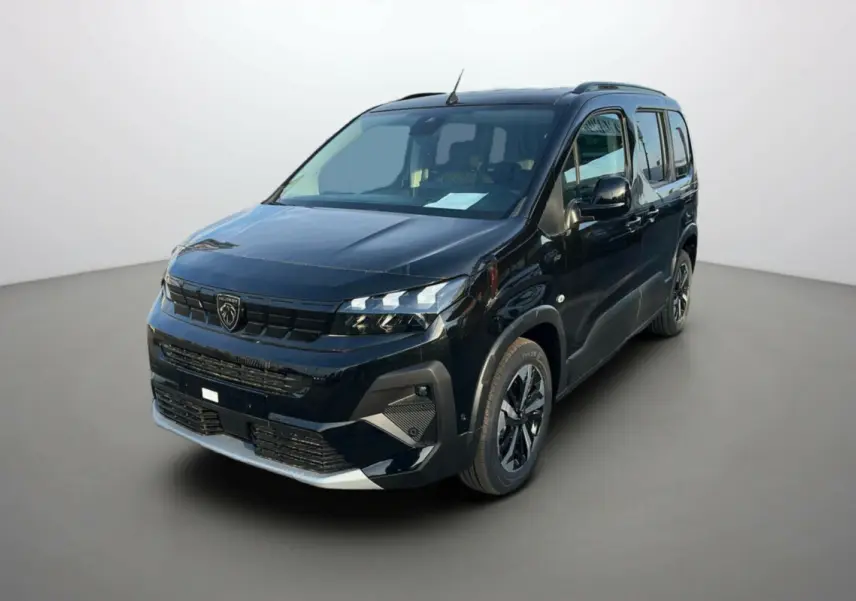 Peugeot Rifter noir perla nera en 3/4 avant droit, avec jantes alu 17 pouces et barres de toit visibles.