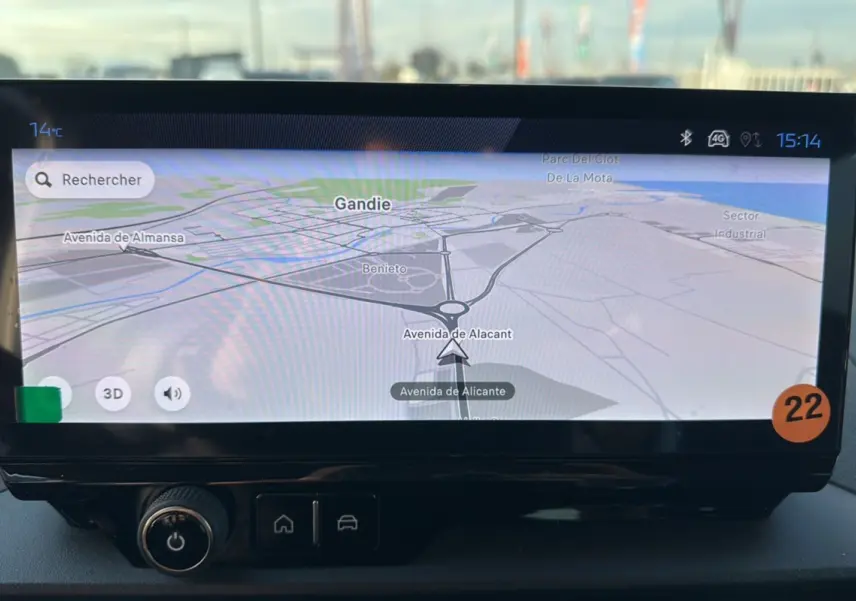 Écran tactile de navigation GPS du Peugeot Rifter 2025 affichant une carte en 3D avec indications de route.