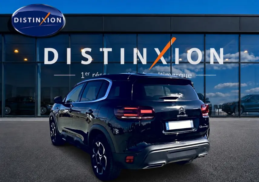 Vue 3/4 arrière droite du Citroën C5 Aircross noir 2024, avec feux arrière LED et jantes alliage distinctives.