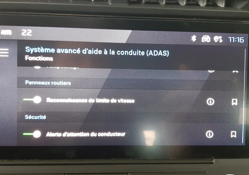 Écran tactile du système d'aide à la conduite de la Peugeot 308 blanc banquise, affichant les réglages ADAS.