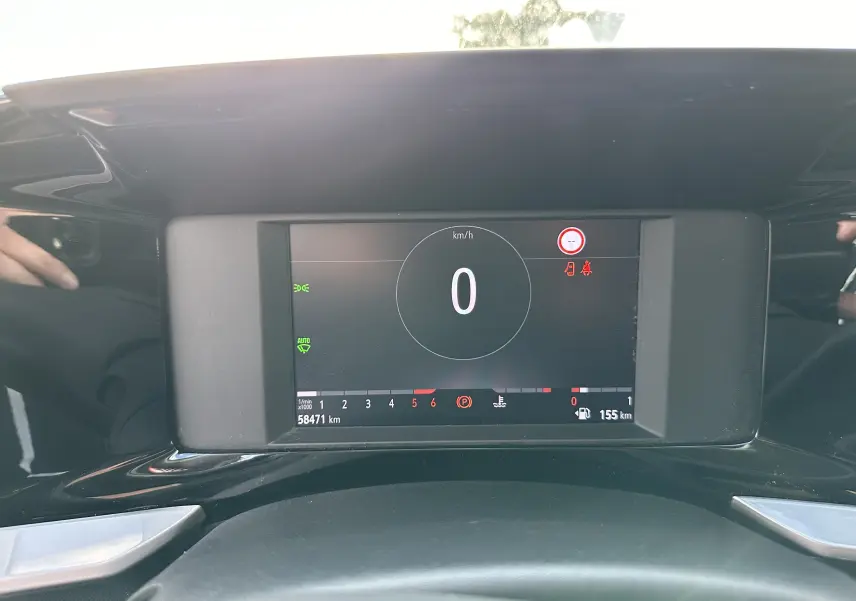 Affichage numérique du tableau de bord de l'Opel Mokka Elegance 2021, montrant la vitesse à 0 km/h et le compteur kilométrique.