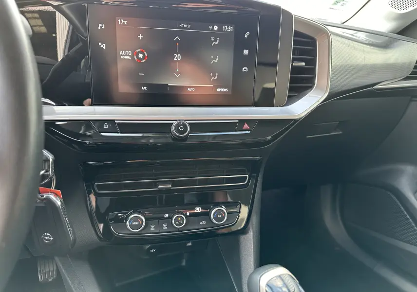 Tableau de bord intérieur de l'Opel Mokka Elegance 2021, avec écran tactile central et commandes climatisation visibles.