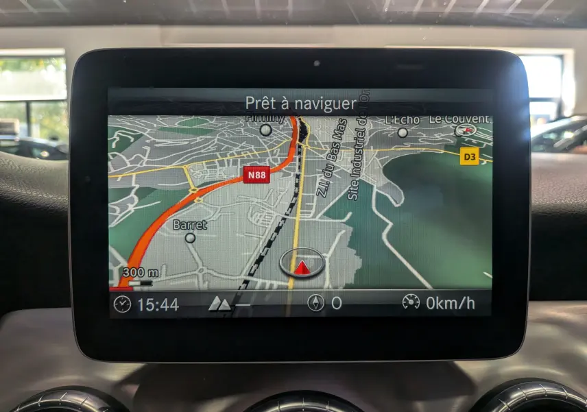 Écran central du GPS d'une Mercedes Classe CLA 200 Fascination 2017, affichant une carte routière en intérieur.