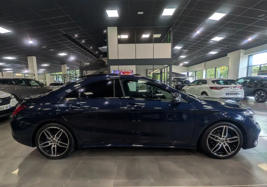 Vue latérale droite d'une Mercedes Classe CLA 200 Fascination 2017 en bleu Cavansite avec jantes AMG 18 pouces bicolores.