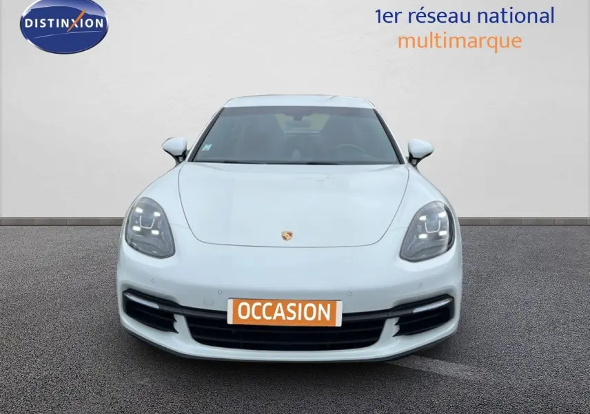 Vue frontale d'une Porsche Panamera 4 E-Hybrid blanche avec phares LED et calandre noire sportive.