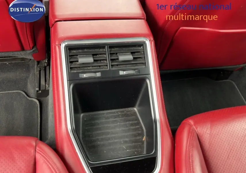 Gros plan sur la console centrale arrière rouge et les sièges en cuir rouge de la Porsche Panamera 4 E-Hybrid 2017