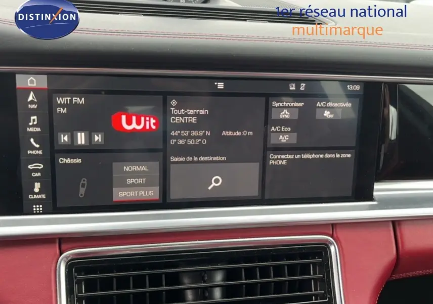 Écran tactile central affichant la navigation et modes sport sur le tableau de bord rouge d'une Porsche Panamera 4 E-Hybrid 2017.