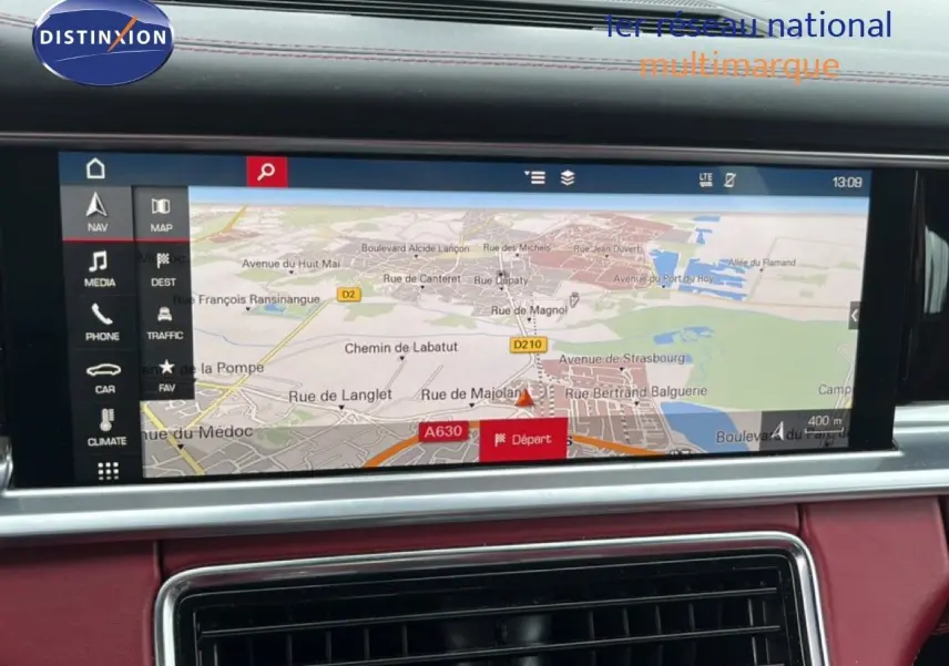 Écran tactile du système de navigation de la Porsche Panamera 4 E-Hybrid 2017 avec finition cuir bordeaux et aluminium brossé.
