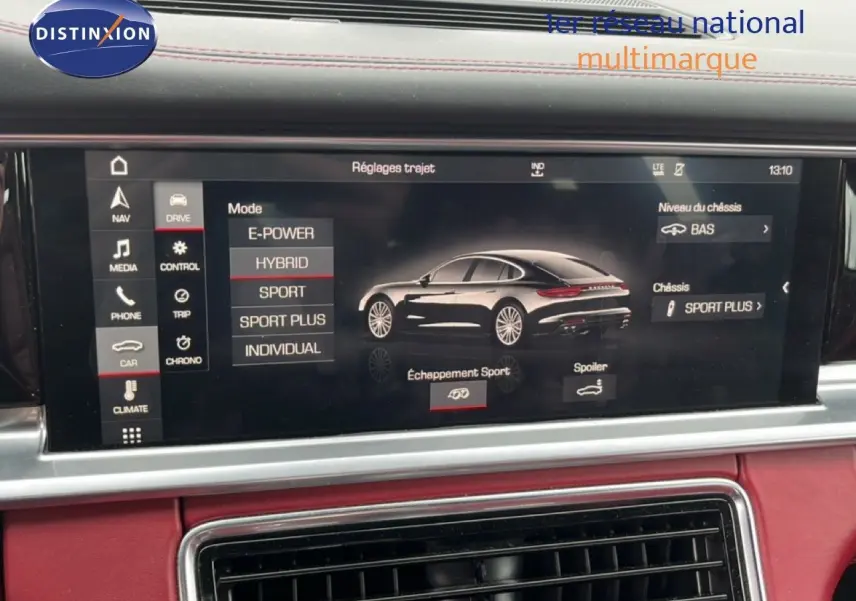 Écran central de la Porsche Panamera 4 E-Hybrid 2017 montrant les réglages de conduite en mode Sport, intérieur cuir rouge.