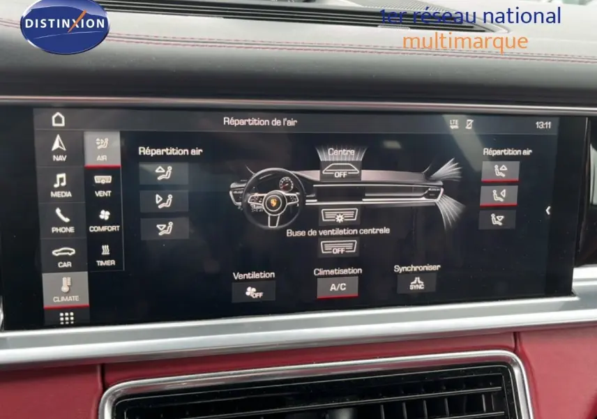 Écran tactile du système de climatisation sur tableau de bord rouge d'une Porsche Panamera 4 E-Hybrid 2017.