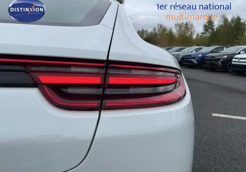 Gros plan sur le feu arrière droit rouge d'une Porsche Panamera 4 E-Hybrid blanche, vue arrière extérieure.