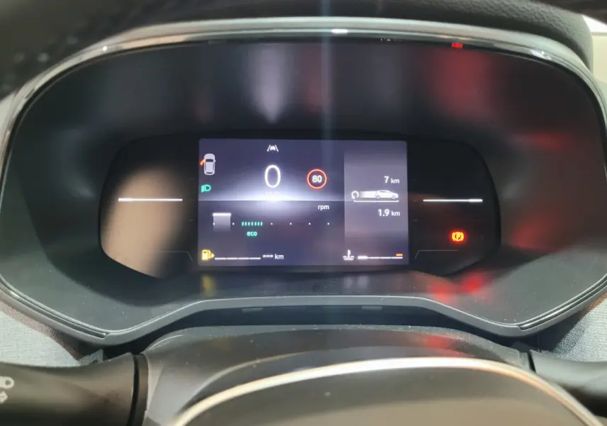 Combiné d'instruments numérique de la Renault Clio gris foncé 2025 affichant la vitesse et l'autonomie au tableau de bord.