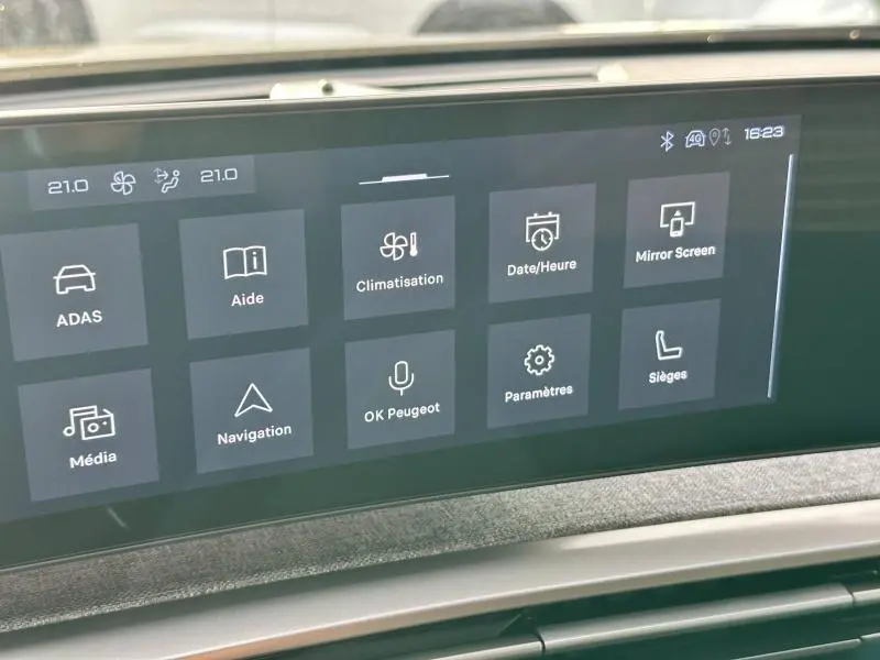 Écran tactile central du Peugeot 3008 Hybrid 2025 affichant les menus climatisation, navigation et paramètres