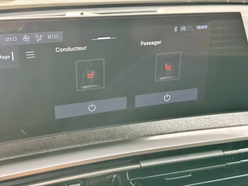 Écran tactile intérieur du Peugeot 3008 Hybrid 2025 montrant les commandes de chauffage des sièges conducteur et passager.