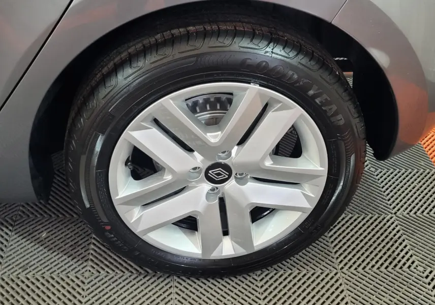 Gros plan sur la roue arrière droite d'une Renault Clio gris foncé avec jante alliage et pneu Goodyear.