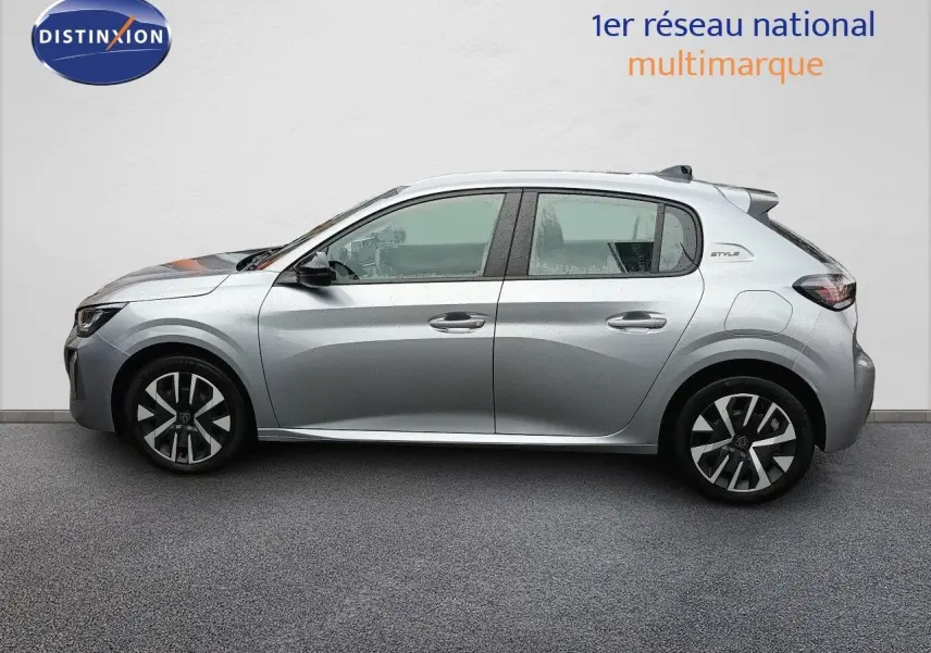 Peugeot 208 gris Artense métal vue de profil côté gauche, avec jantes alliage et badge Style sur l'aile arrière.