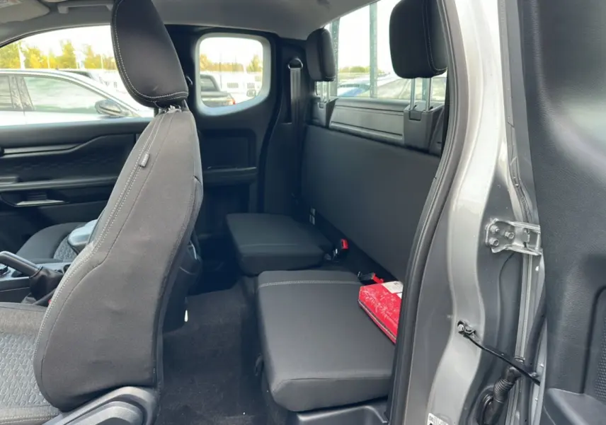 Vue intérieure côté droit du Ford Ranger gris iconic 2026, montrant la banquette arrière et siège avant en tissu noir.