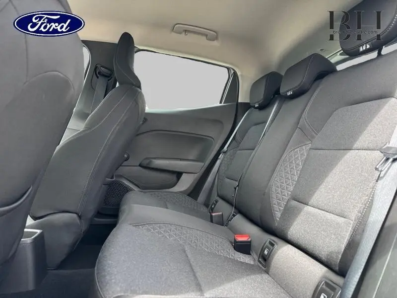 Vue latérale intérieure montrant la banquette arrière en tissu noir avec motifs surpiqués d'une Renault Clio 2020.