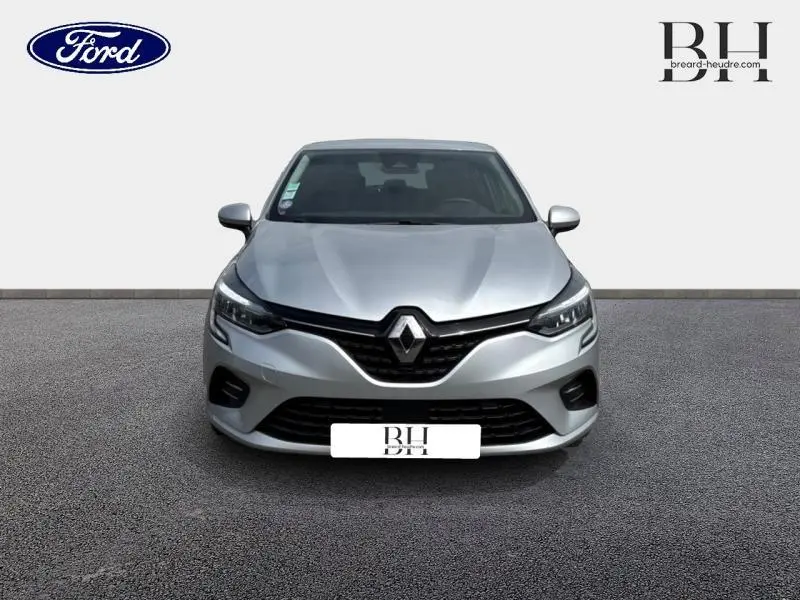 Renault Clio gris platine vue de face, mettant en valeur la calandre noire et les phares LED distinctifs.