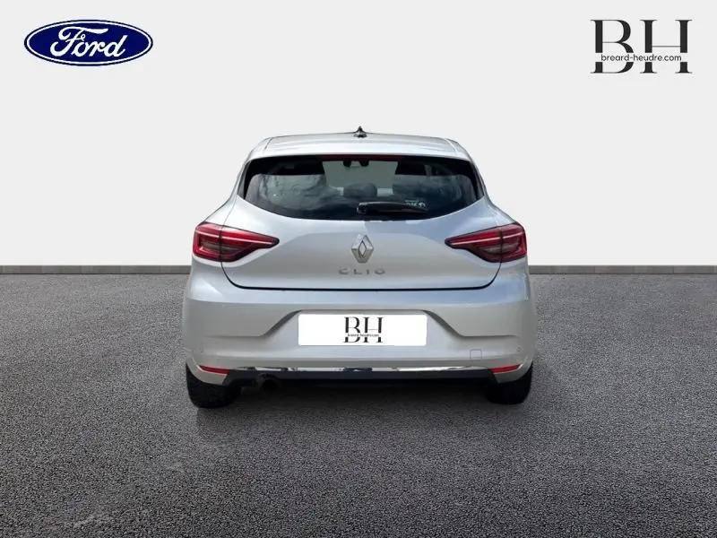 Vue arrière d'une Renault Clio 1.0 TCe 100ch Business gris platine avec feux arrière LED et becquet intégré.