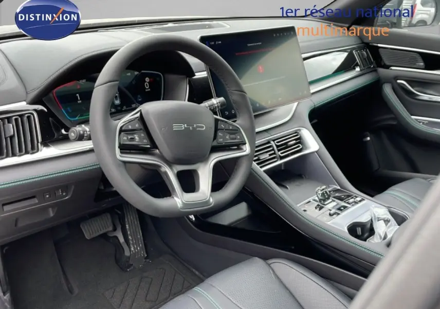 Vue intérieure côté conducteur du BYD SEAL U 2026 en gris, avec tableau de bord numérique et écran tactile central.