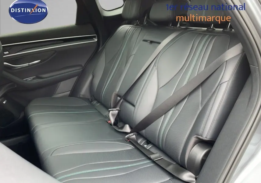 Vue intérieure sur la banquette arrière en cuir noir avec surpiqûres vertes du BYD SEAL U 2026 côté droit.