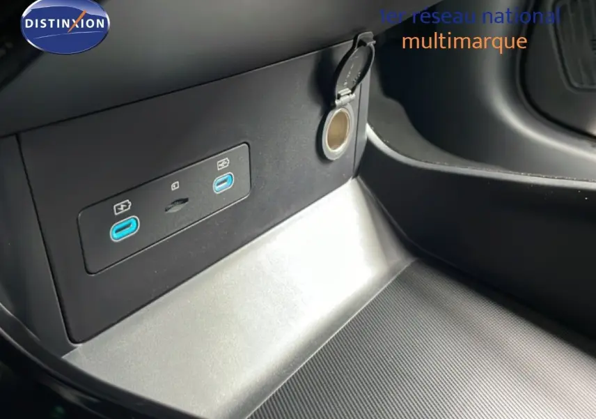Détail intérieur du chargeur USB-C et prise 12V dans la console centrale du BYD SEAL U gris TIME GREY METAL.