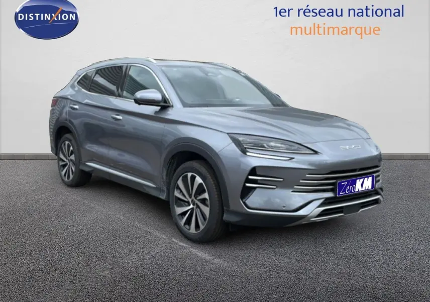 Vue 3/4 avant droite du SUV BYD SEAL U hybride rechargeable en gris métallisé TIME GREY, avec calandre et phares LED distinctifs.