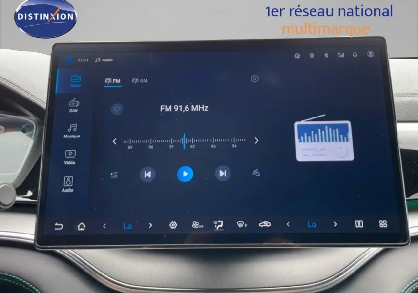 Écran tactile central du BYD SEAL U 2026 affichant la radio FM, avec tableau de bord en finition gris clair et surpiqûres vertes.