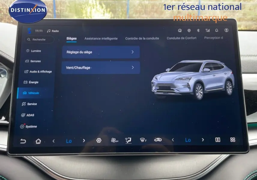 Écran tactile intérieur affichant un SUV BYD SEAL U gris TIME GREY en vue 3/4 avant droite.