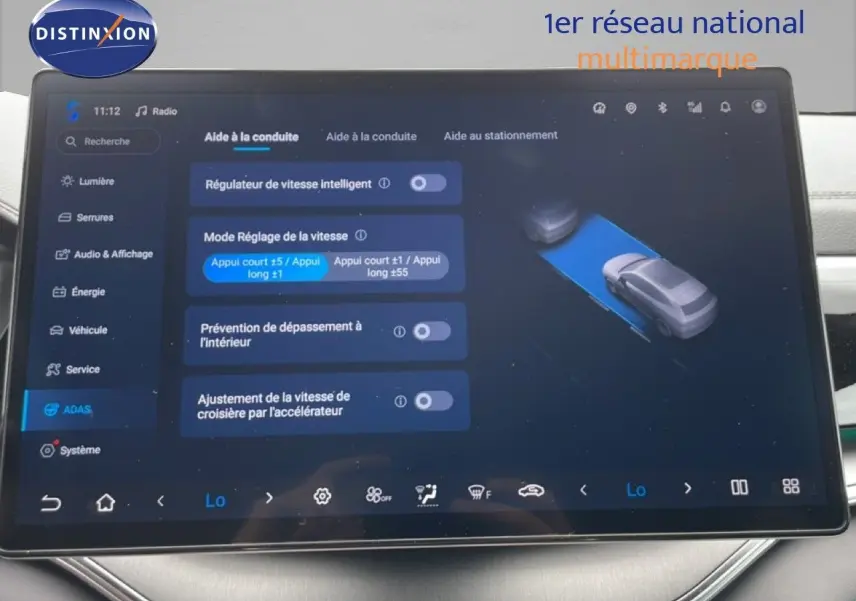 Écran tactile intérieur du BYD SEAL U 2026 montrant les réglages d’aide à la conduite sur fond sombre.