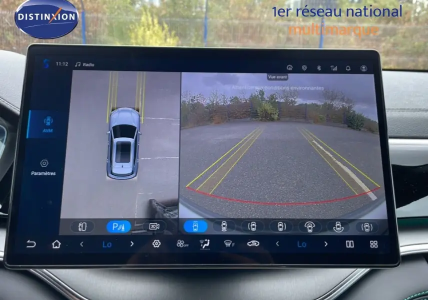 Écran intérieur du BYD SEAL U TIME GREY METAL montrant la caméra de recul et la vue 360° en stationnement.