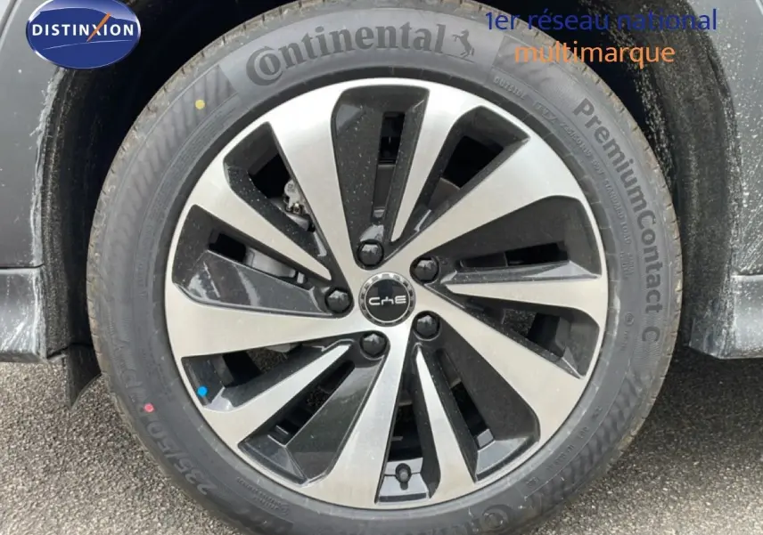 Gros plan sur la roue avant gauche du BYD SEAL U 2026 en gris Time Grey Metal avec jante alliage bicolore et pneu Continental.