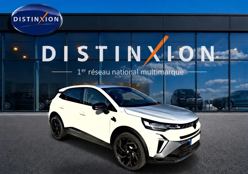 Renault Symbioz blanc nacré vu en 3/4 avant droit, avec jantes noires et détails noirs contrastants.