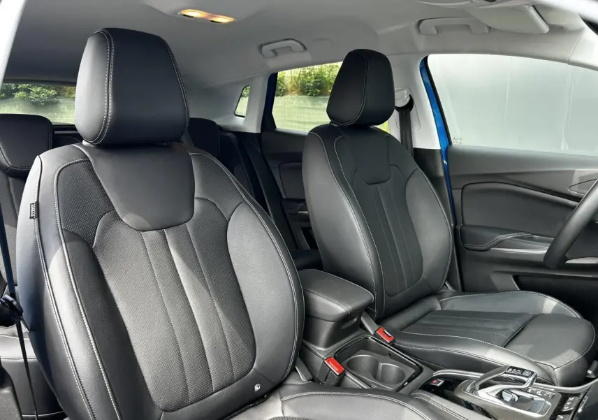 Vue intérieure avant droite des sièges en cuir noir du Opel Grandland 1.6 Hybrid 225 Ultimate 2022.