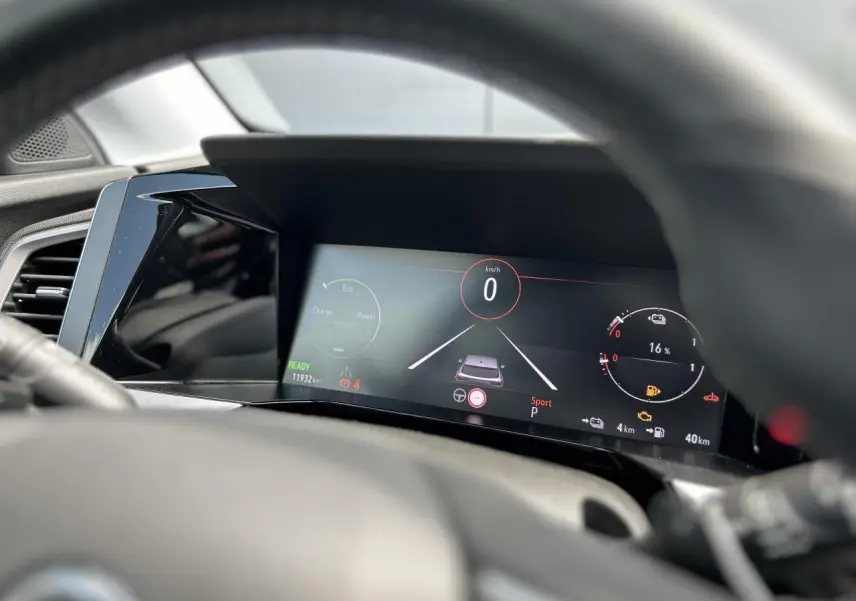 Tableau de bord numérique de l'Opel Grandland 1.6 Hybrid 225, affichage mode Sport et indicateurs clairs.