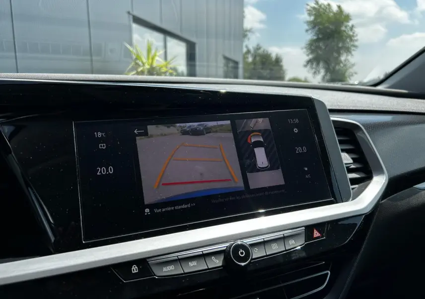 Écran tactile central de l'Opel Grandland bleu Vertigo montrant la caméra de recul et la vision 360° intérieure.