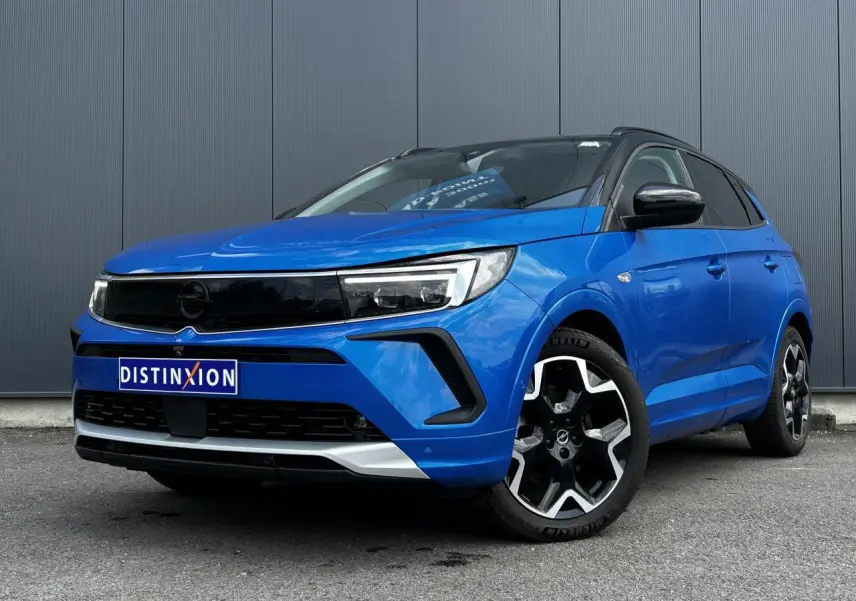 Opel Grandland bleu Vertigo en 3/4 avant droit avec toit noir et jantes alliage noires brillantes