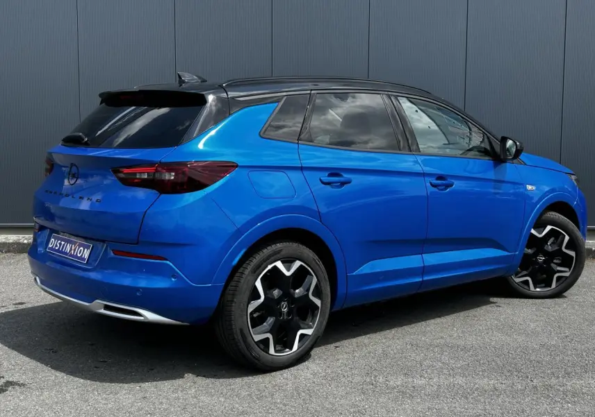 Opel Grandland bleu Vertigo en 3/4 arrière droit avec toit noir et jantes alliage noires brillantes