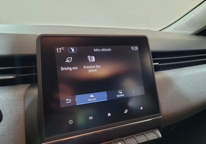 Écran tactile central affichant les infos véhicule dans l'habitacle gris clair d'une Renault Clio 2025.