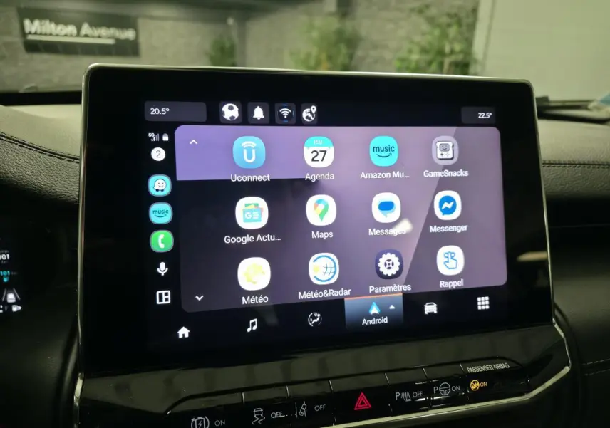 Écran tactile central affichant les applications Android dans l'habitacle d'une Jeep Compass noire 2024