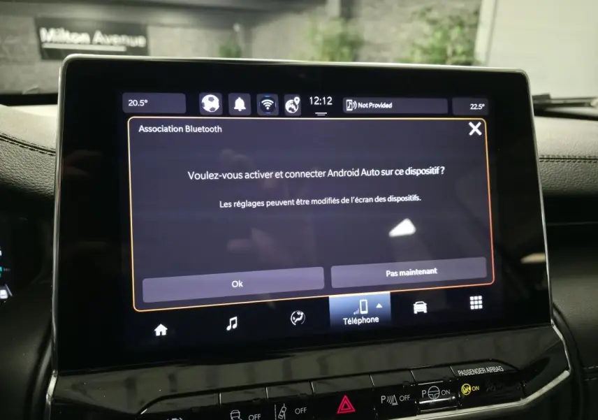 Vue intérieure centrée sur l'écran tactile du tableau de bord du Jeep Compass 2024, affichant la connexion Android Auto.