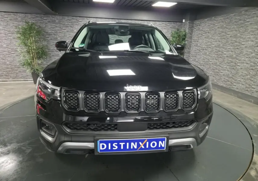 Vue frontale d'un Jeep Compass noir 2024 avec calandre distinctive et plaque d'immatriculation Distinxion.