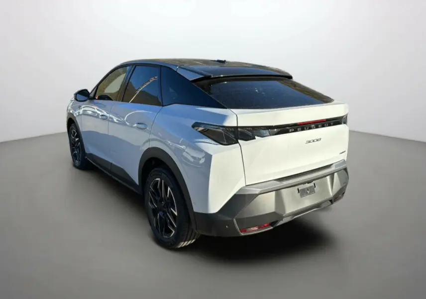 Vue 3/4 arrière droite du Peugeot 3008 Hybrid blanc avec toit noir et jantes alu 19 pouces dans un studio.
