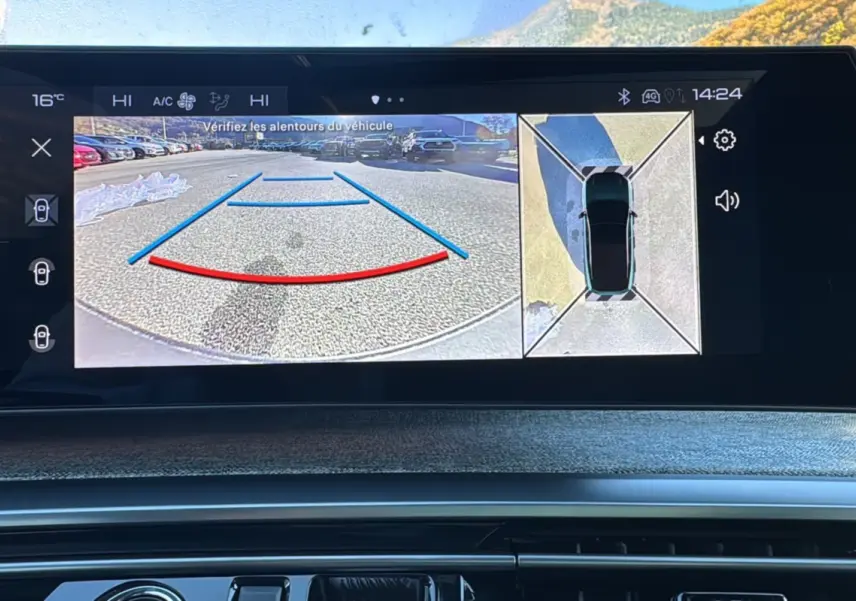 Écran multimédia du Peugeot 3008 Hybrid blanc, affichant la caméra de recul et la vue 360° en intérieur.