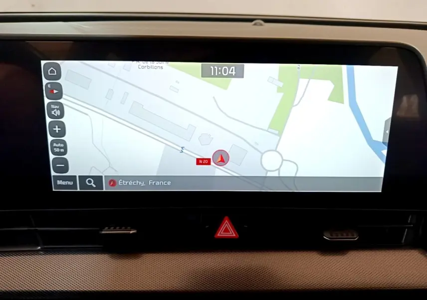 Écran tactile central du tableau de bord du KIA Sportage blanc 2022 affichant la navigation GPS.